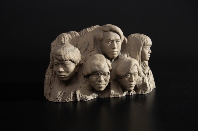 米国ラシュモア山風のオブジェでメンバー全員を称える