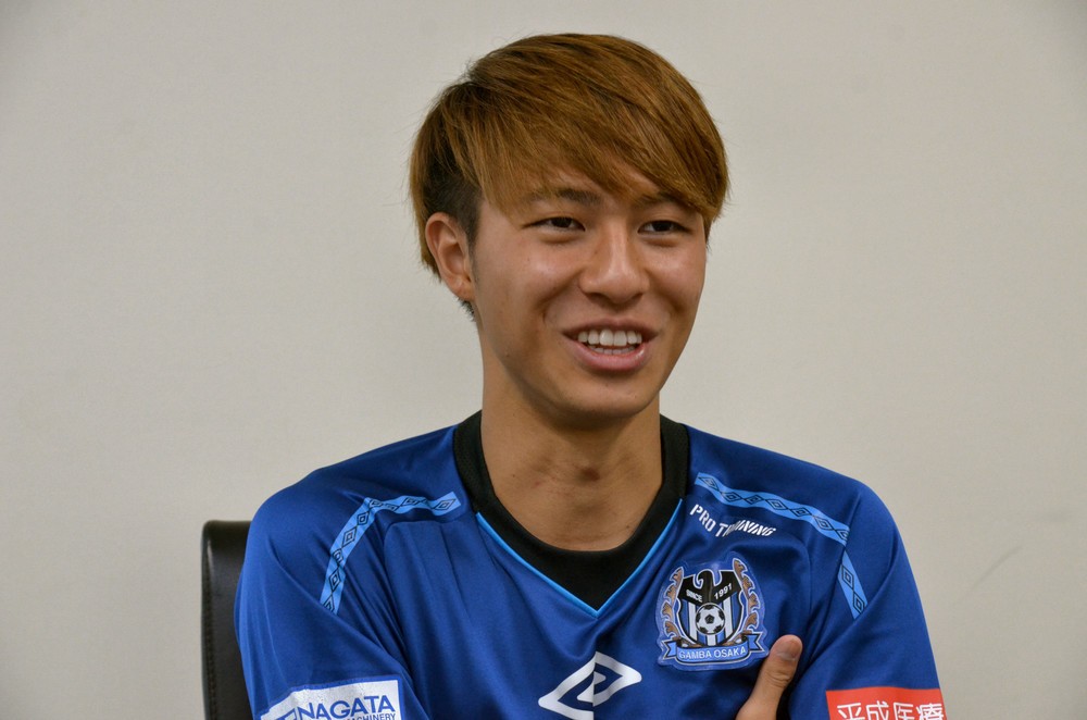 インタビュー中は笑顔も