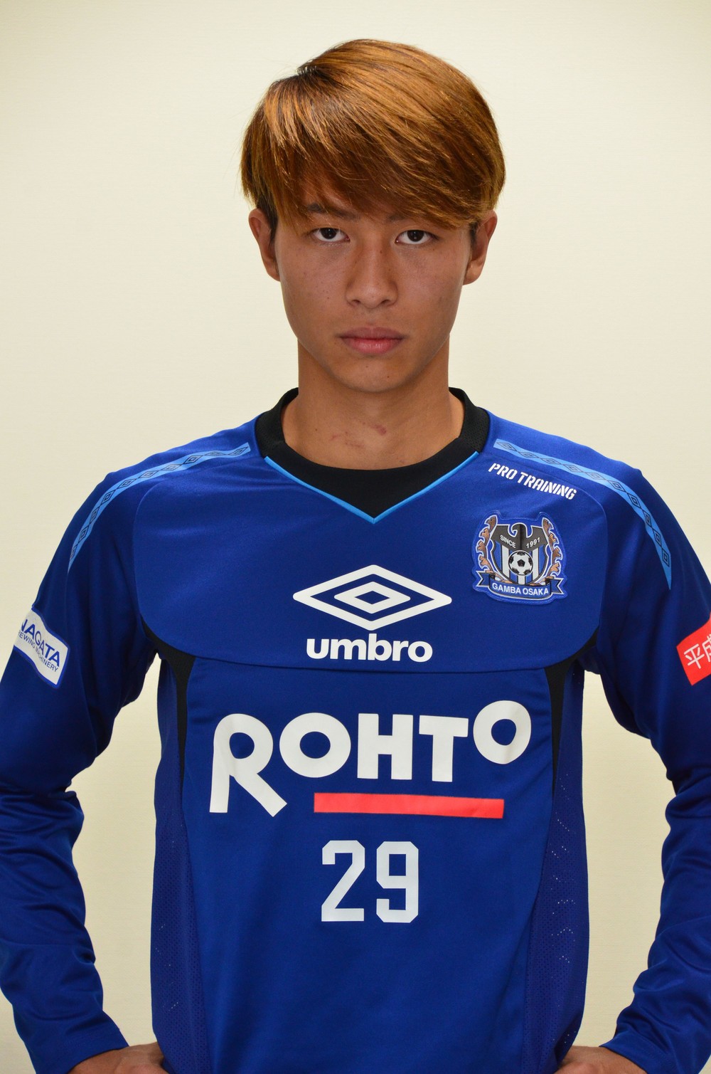 取材後の撮影時に引き締まった表情で