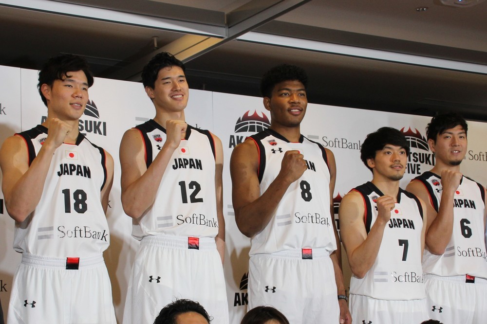 激励会に出席した馬場雄大、渡邊、八村、篠山竜青、比江島慎の各選手（左から）
