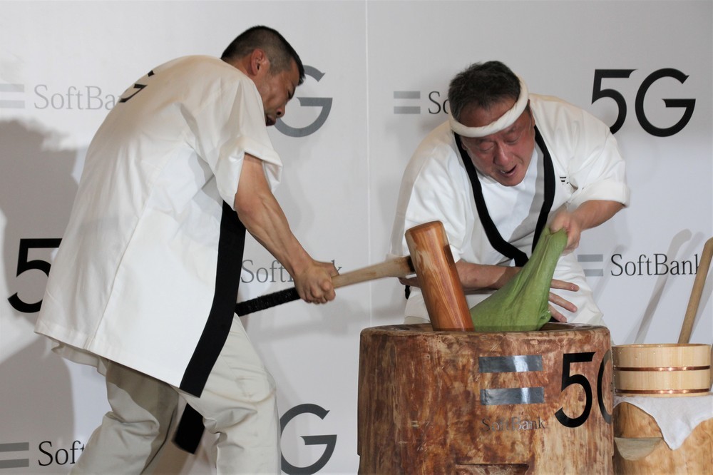 高速餅つきをする中谷堂の職人たち
