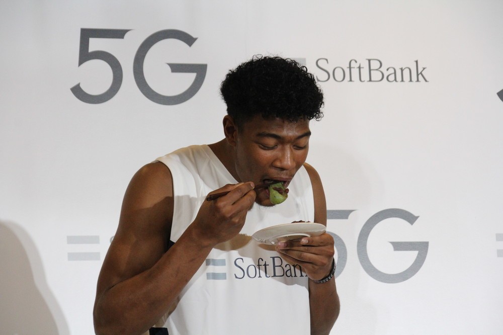 ヨモギ餅を食べる八村選手
