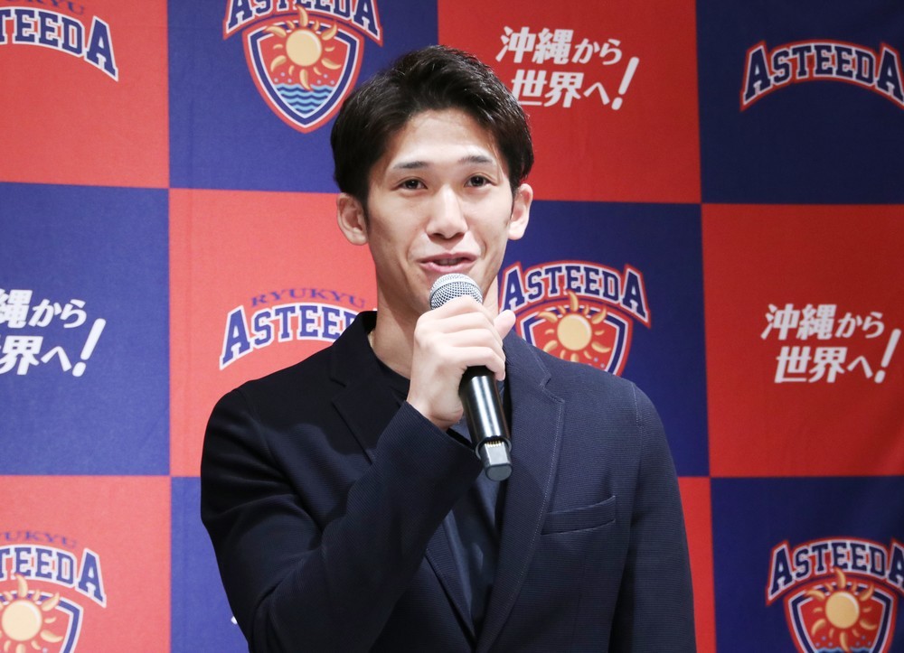 「エンポリオ アルマーニ」の黒スーツで登場