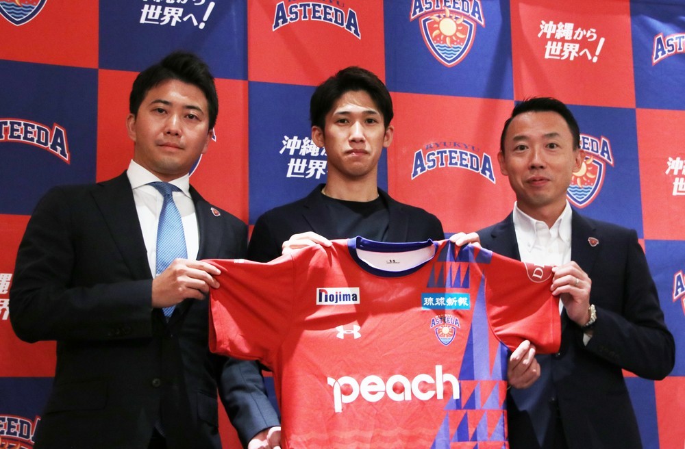 フォトセッション（左からマネジメントを務めるオールインクルーディングジャパン合同会社CEO・戸井崇人氏、吉村選手、早川球団社長）