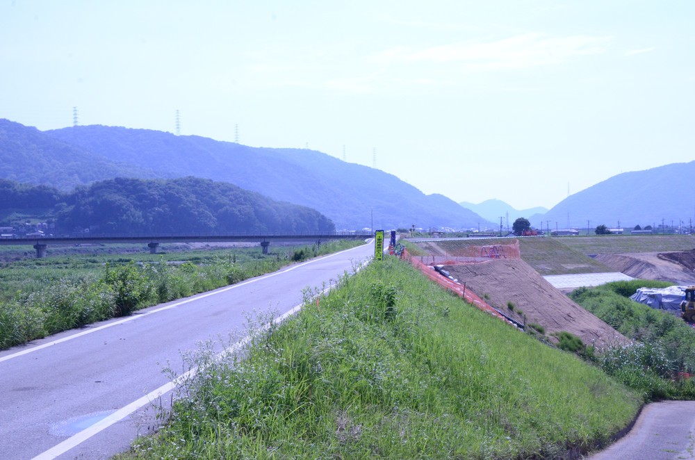 小田川の堤防が決壊したとみられる部分は、そこだけ明らかに違っていた