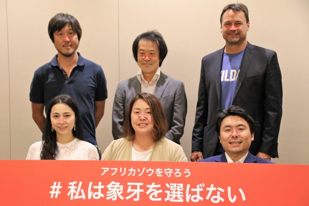 「#REDonNOSE」運動で使うステッカーを鼻に貼って撮影