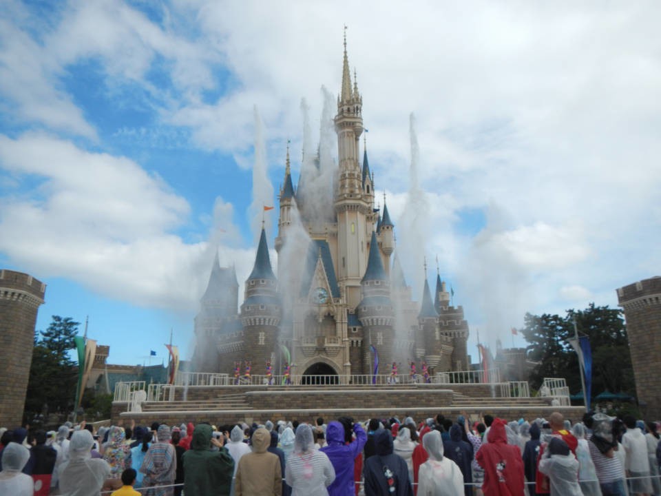 巨大な水柱が噴き上がる（TDL ジャンピン・スプラッシュ）