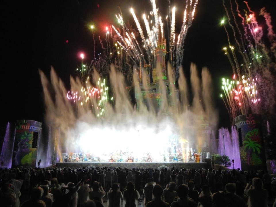 フィナーレは大迫力の花火（TDL ホット・ジャングル・サマー）