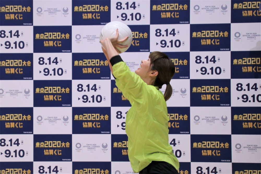 シッティングバレーボールをする木村さん