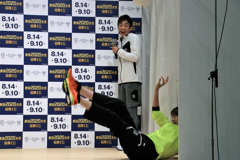 ステージ外のボールに身をのけぞらせて反応する木村さん（下）と驚く織田さん（上）