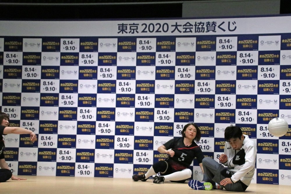 小方選手（左）の強烈なスパイクに反応できない織田さん