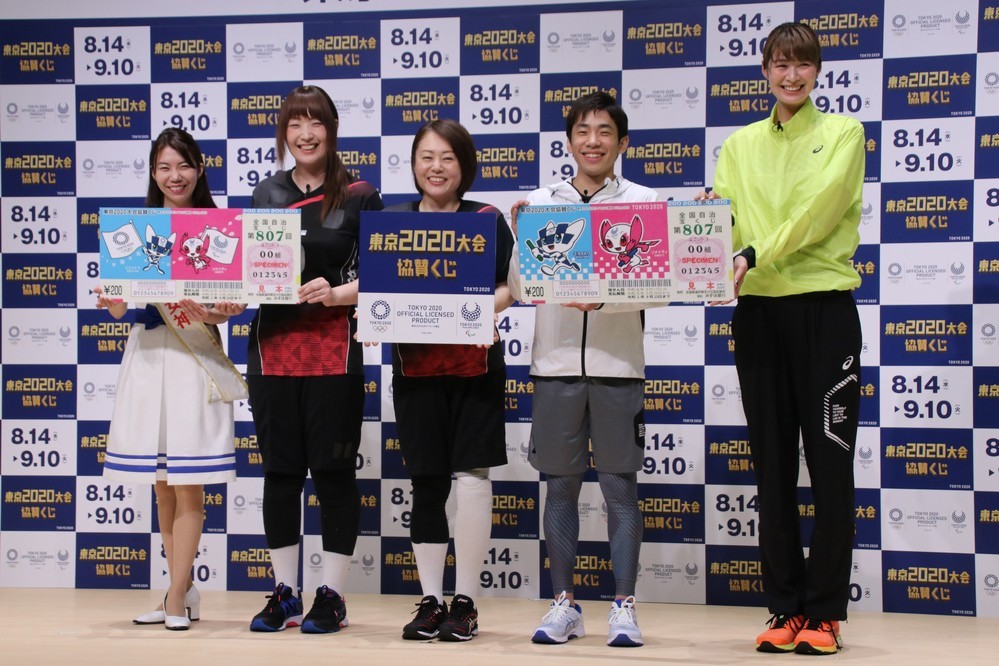 宝くじ「幸運の女神」の川原梨穂さん、小方選手、齊藤選手、織田さん、木村さん（左から）