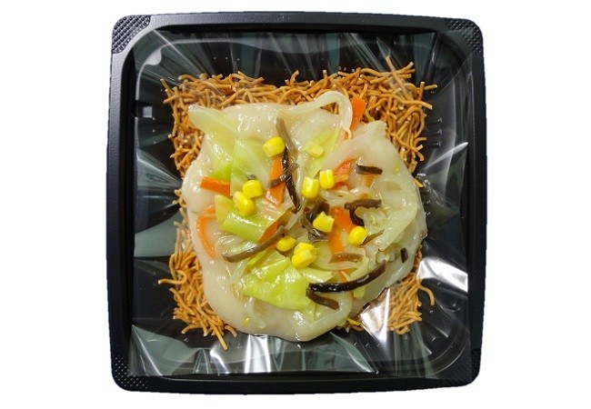 野菜入り餡をかけた「ベビースターラーメンの皿うどん風」