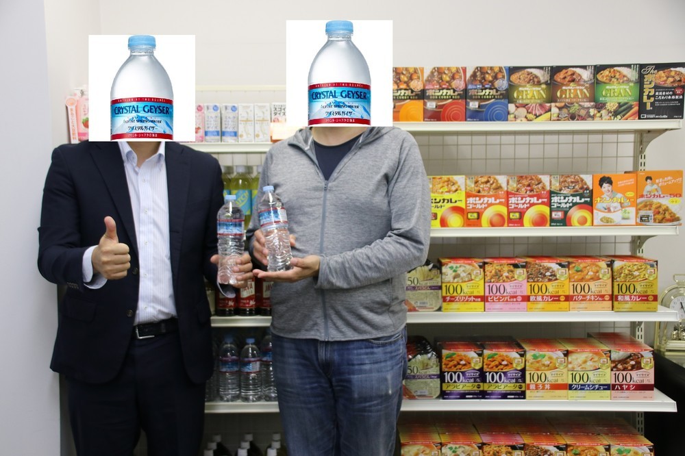 （左から）大塚食品飲料事業部製品二課の社員O氏と、協力会社のS氏