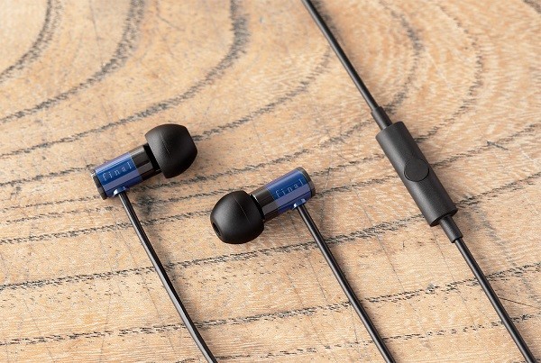 「final」から、ポップス／ロックを基準にチューニングしたイヤホン「E1000C」