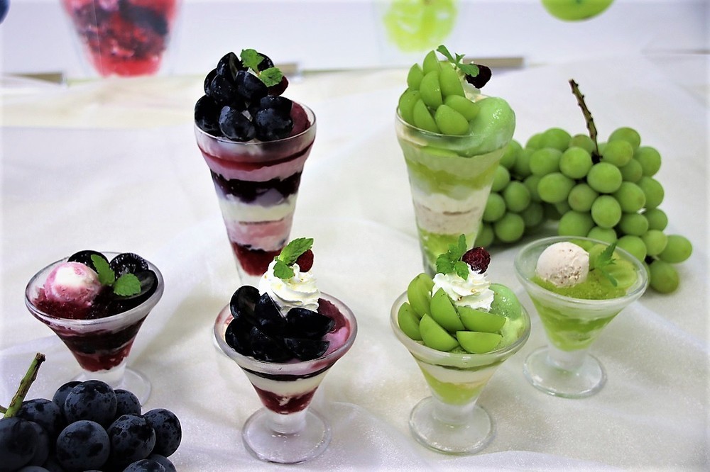 デニーズから皮ごと食べられる「ぶどうデザート」　シャインマスカットとナガノパープル使用