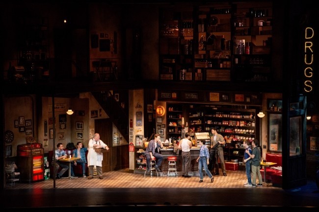 非常に具象的なドラッグストアの舞台セット（Photo: Jun Wajda）

