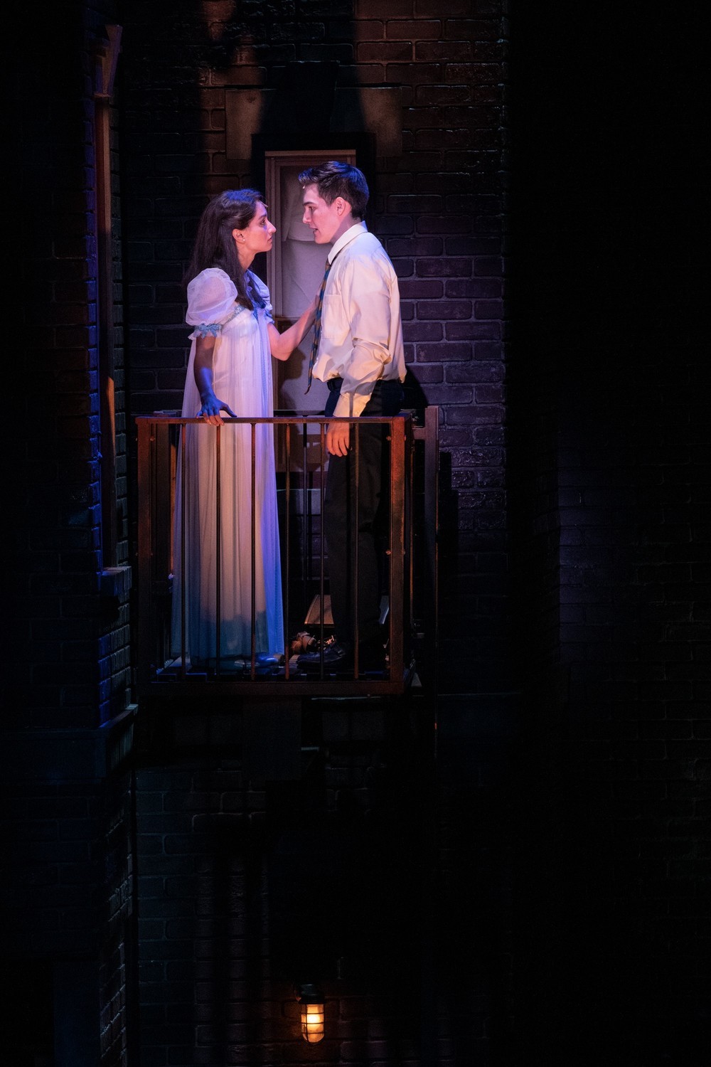 住宅2階のバルコニー部分でのシーン（Photo: Jun Wajda）
