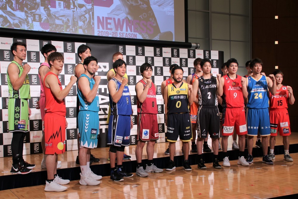 ガッツポーズを見せるBリーガーたち