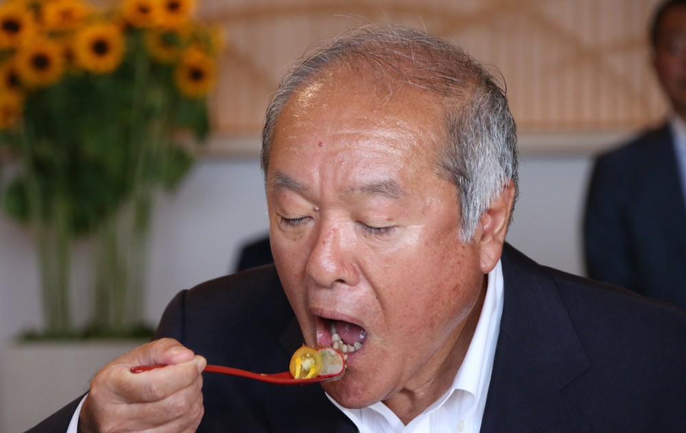 福島県の食材を使ったお弁当を食べる鈴木五輪担当相
