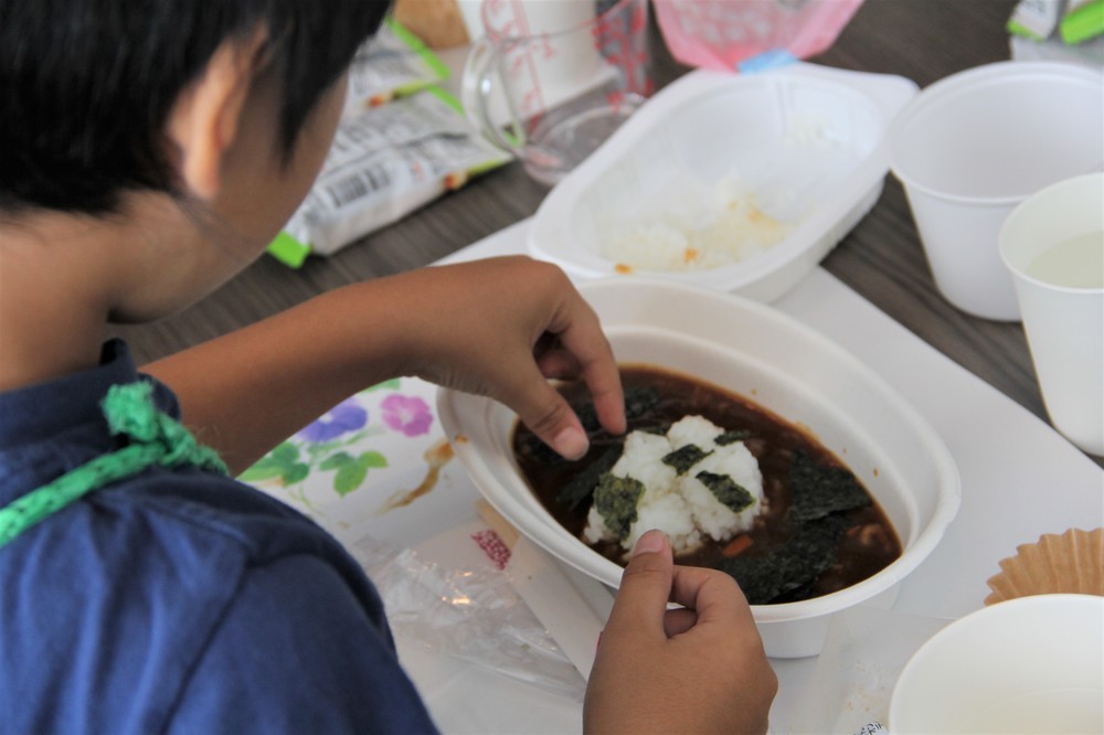 カレーにデコレーションをする子ども