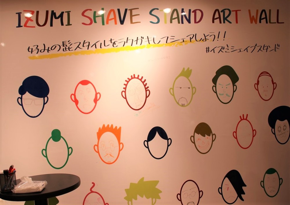 好きなひげを壁に自由にペイントできるライブペイントコーナー