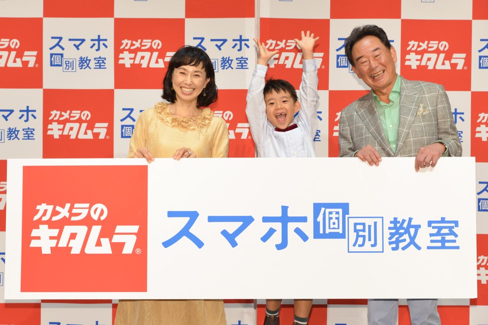 PRイベントに出席した（左から）東尾理子さん、石田理汰郎くん、東尾修さん