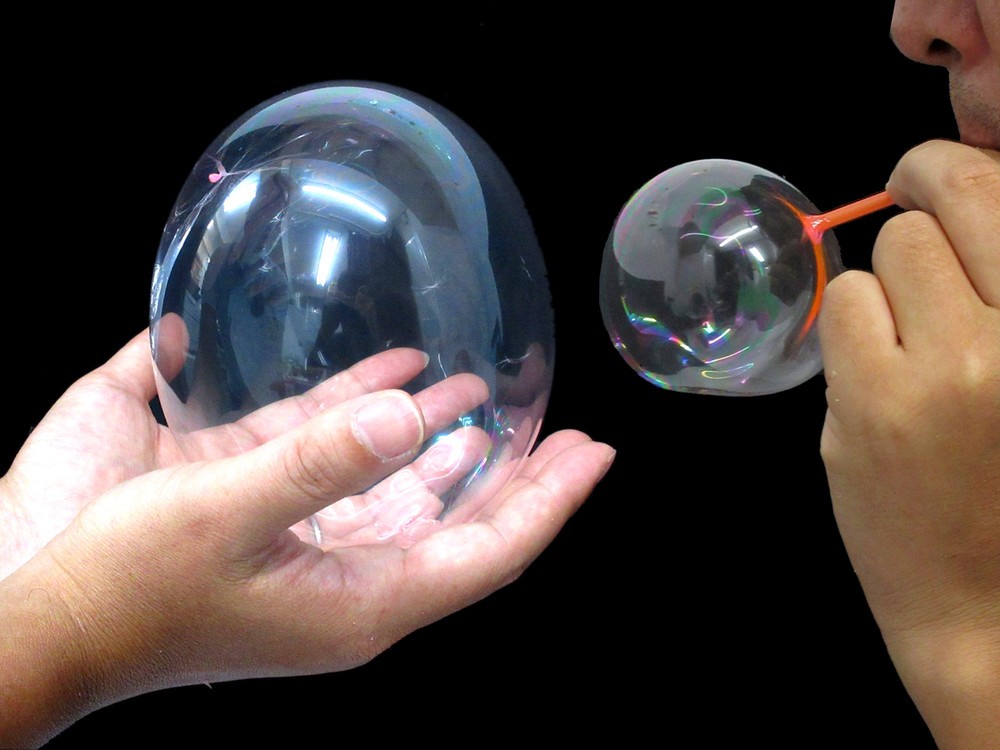 穴をあけないように慎重に膨らませ、ストローから切り離す