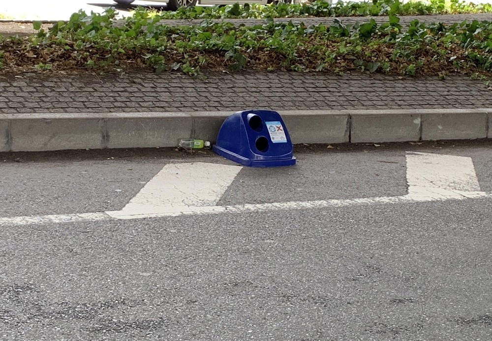 道路に落ちたゴミ箱の蓋（￥Cｕスタ平さん提供）
