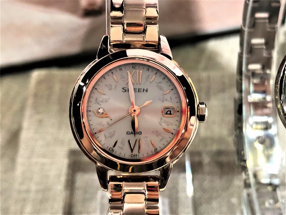 文字板には小花、9時位置にはスワロフスキー・クリスタ