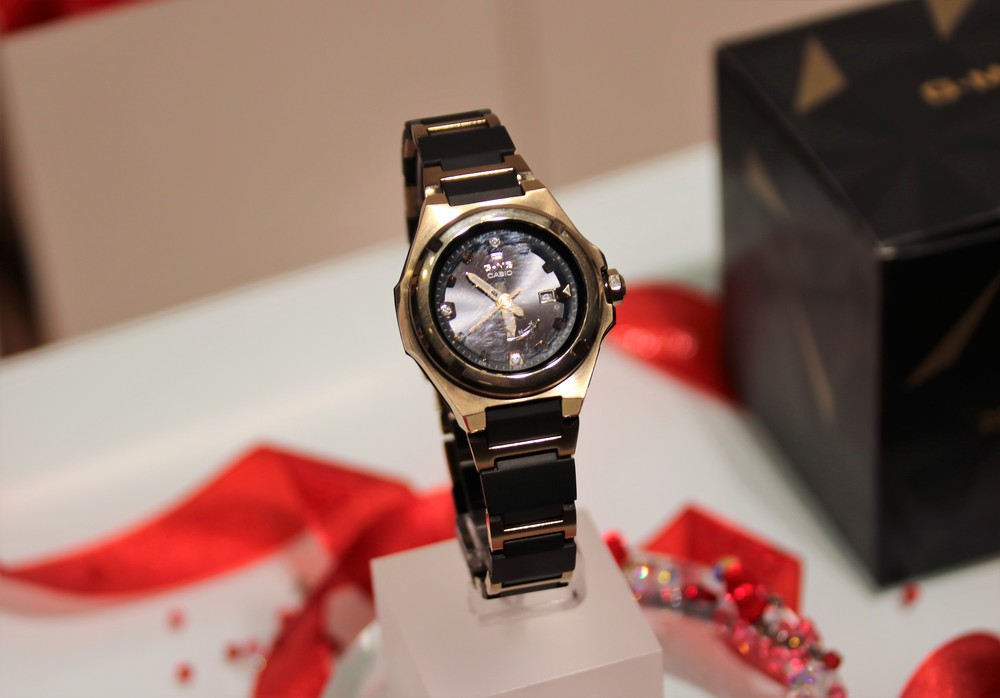 25周年記念の「MSG-W325」は12・6・9時位置にダイヤモンド