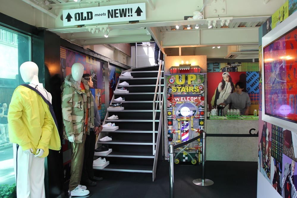 1階から2階への階段にはスニーカーが並べられている