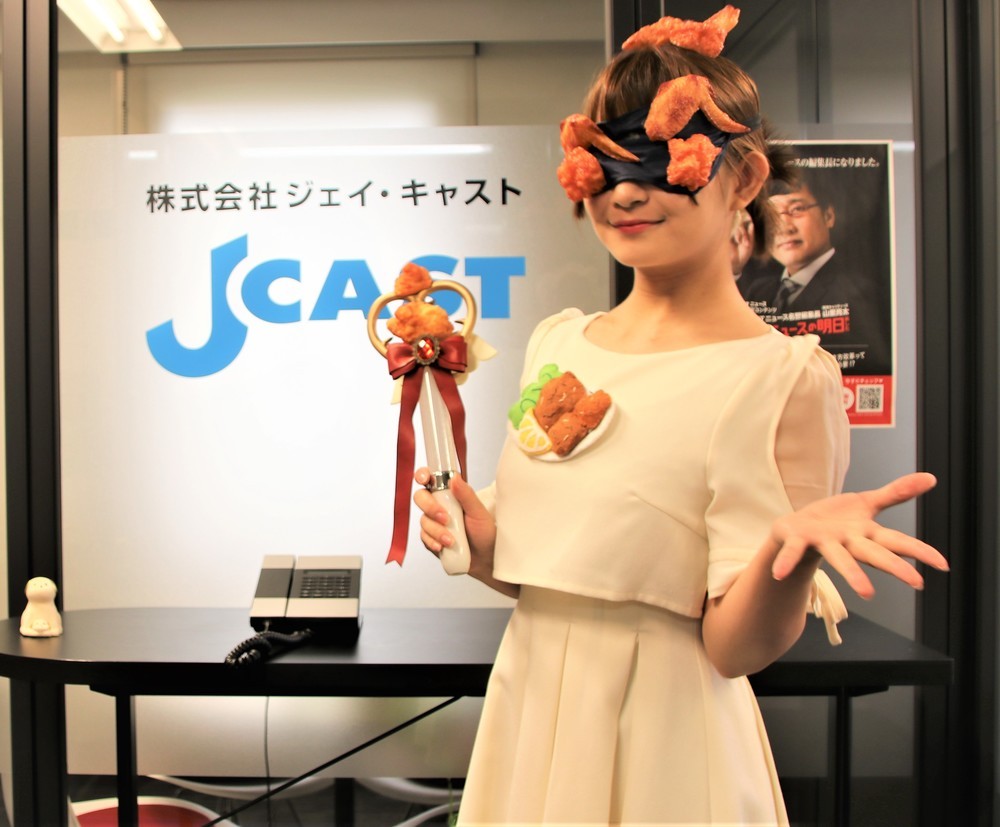 自作のからあげグッズを身に着ける有野さん