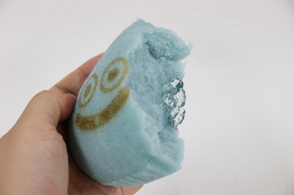 スライムむしぱんを割ると中にはスイートライム味の「スライムゼリー」が