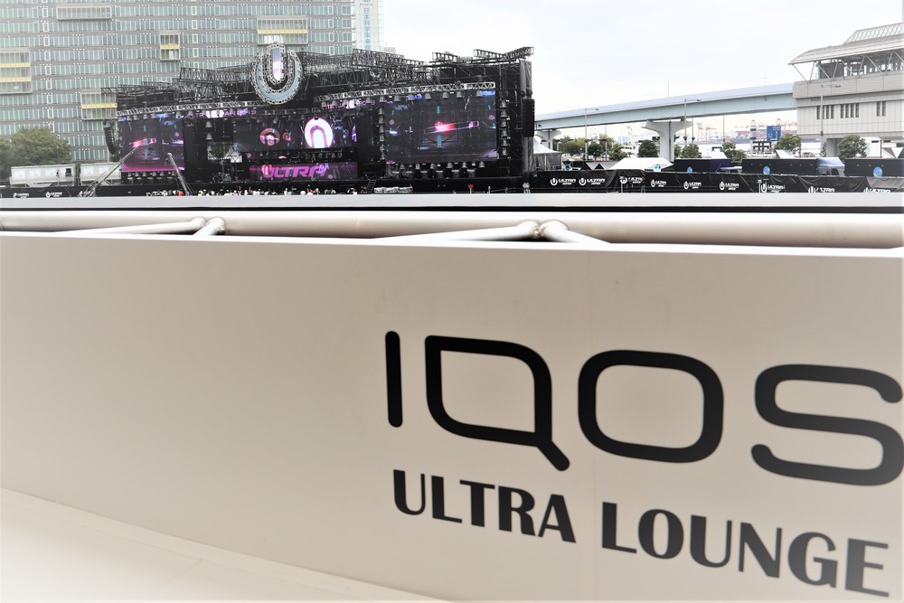 メインステージが一望できるIQOS ULTRA LOUNGE（IQOS TOWER2階）