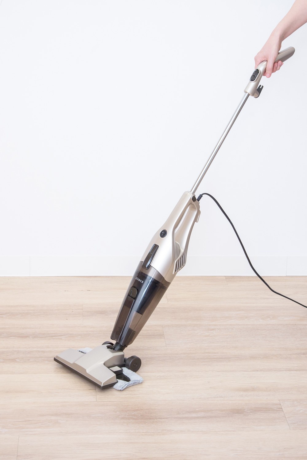 ノズルの後ろにモップ装備、吸い込んだ後に拭き掃除　スティッククリーナー