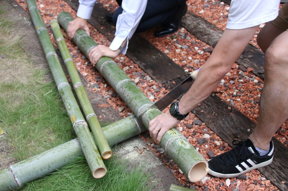 竹を切り出し、おちょこを作るワークショップ