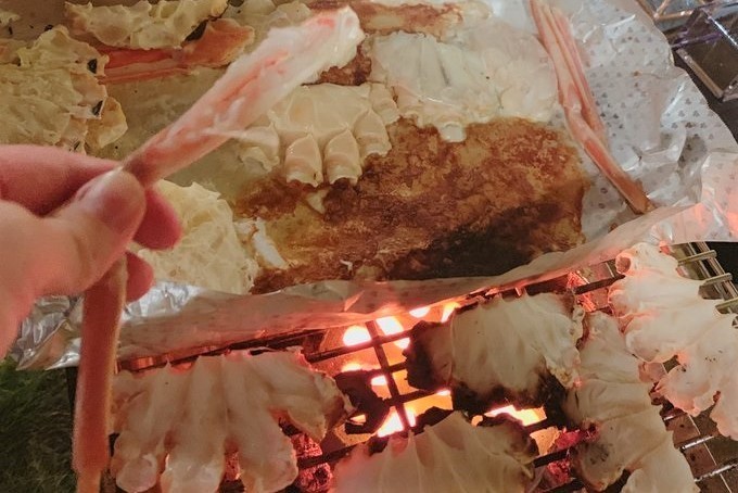 「越前かに職人 甲羅組(公式)」担当者が用意した、ずわい蟹を焼いていただく