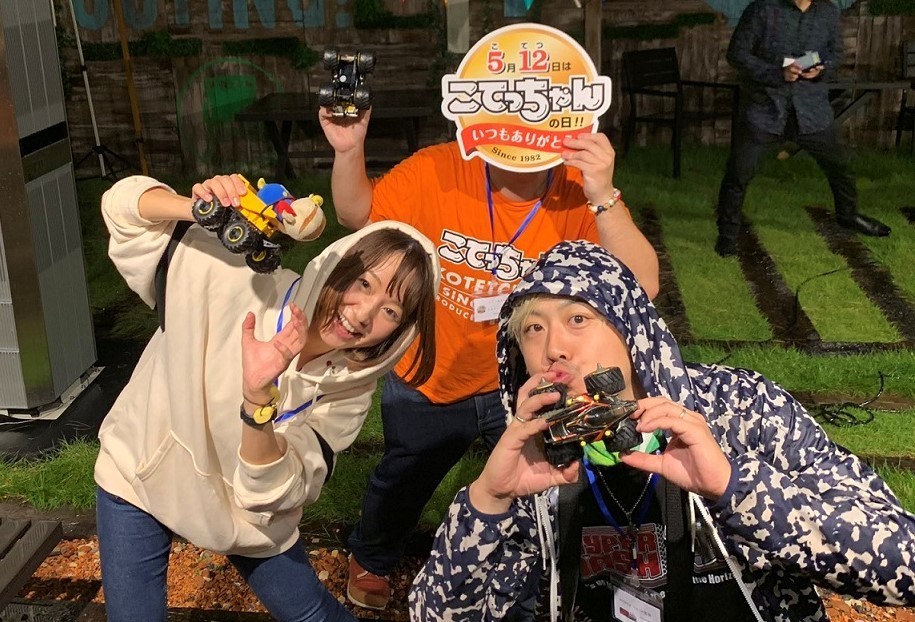 ミニ四駆レースでマシンを走らせる役を務めた、フリーランスモデルの黒沢綾佳さん（左）、「こてっちゃん」担当者（中央）、「HYPER DASH基地」担当者（右）