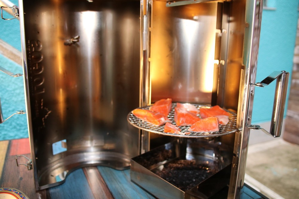 燻製器「LOGOSの森林 スモークタワー」でサーモンを燻製に