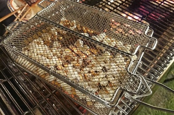 「炭火もも焼き器」で製作中のポップコーン