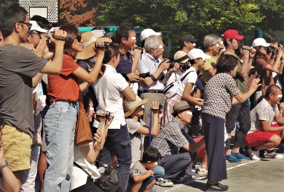 「記憶より記録」という保護者が多そうな幼稚園の運動会＝この秋、東京都内で