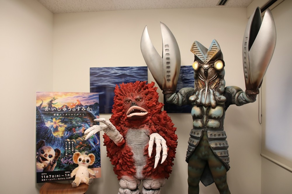 バルタン星人たちがJ-CASTに襲来社！ 「かいじゅうのすみか」に来て