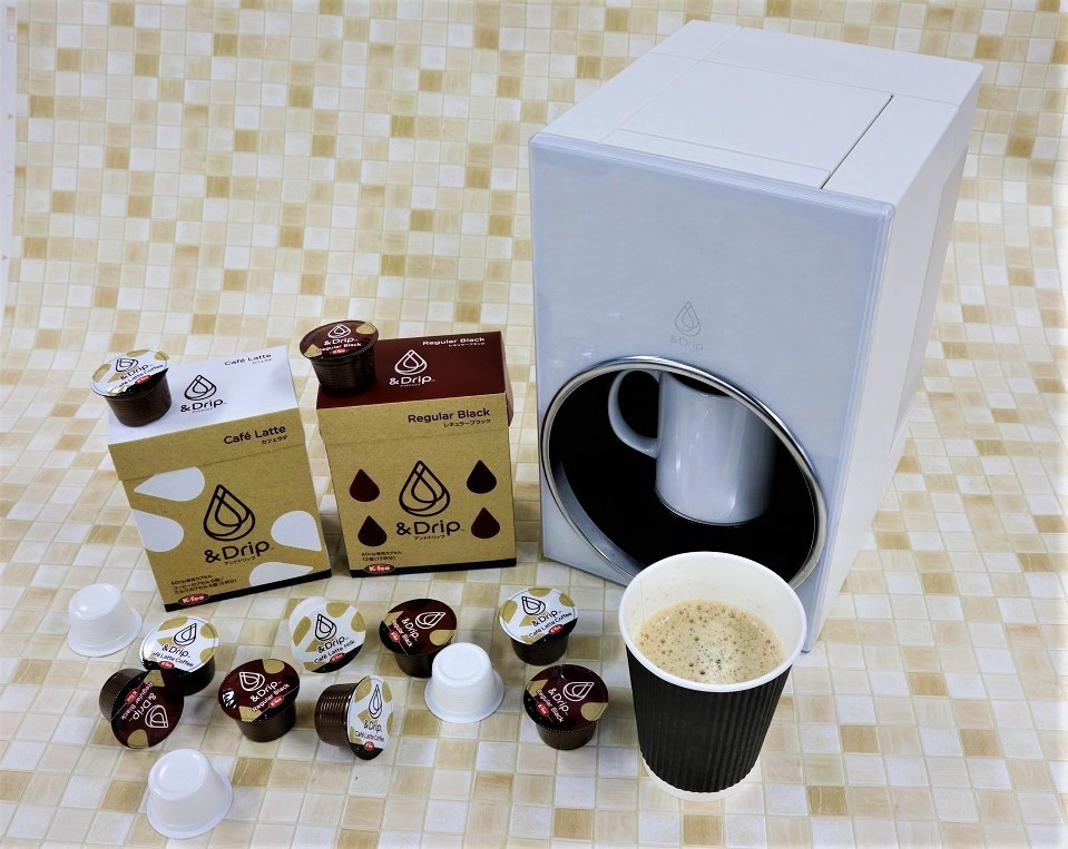 シンプルなキューブ型のカプセル式コーヒーメーカー「&Drip（アンドドリップ）」