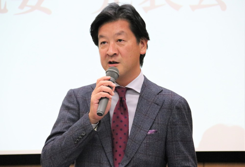 プロジェクトの概要について話す野間氏