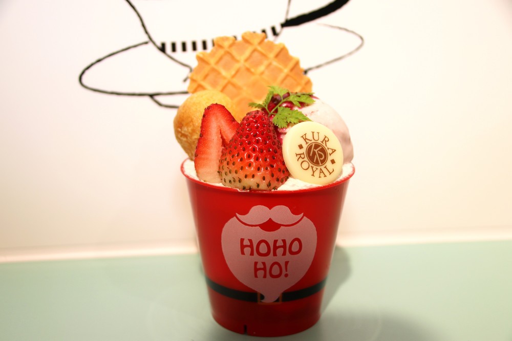 「苺のショートケーキパフェ」はサンタクロースをモチーフにした赤のカップで提供される