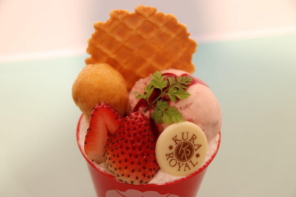 ホワイトチョコやシュークリームもトッピングされている