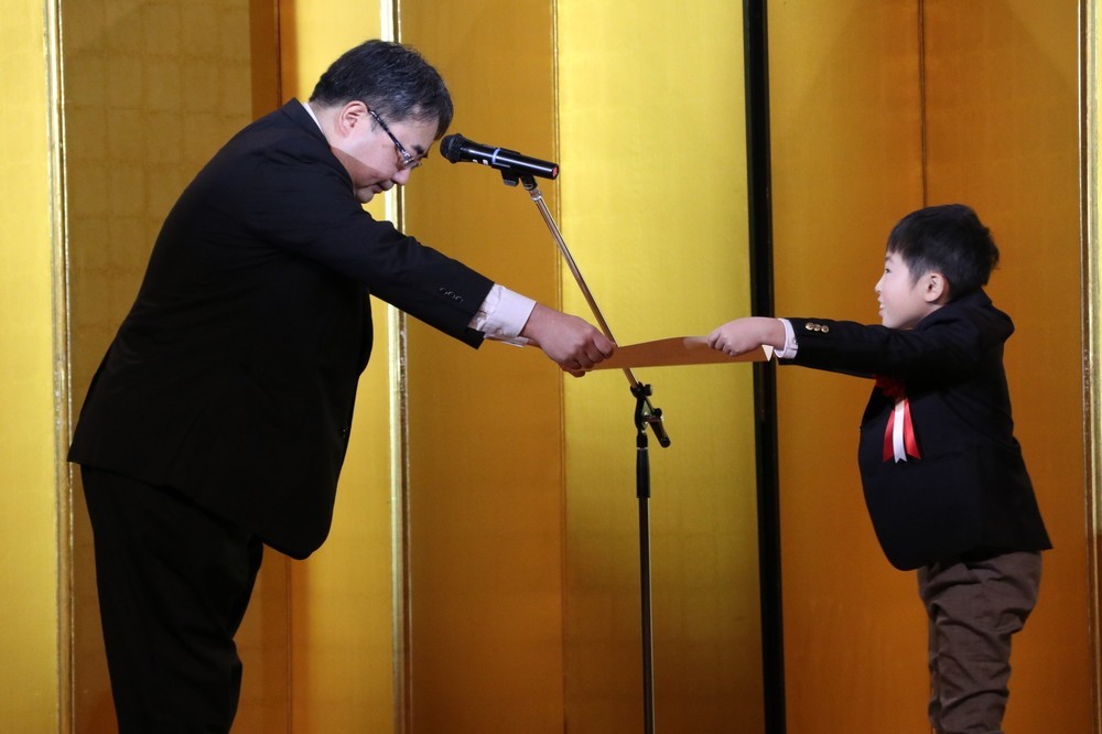 農林水産省の相田剛伸氏、農林水産大臣賞を受賞した金澤怜也さん（左から）