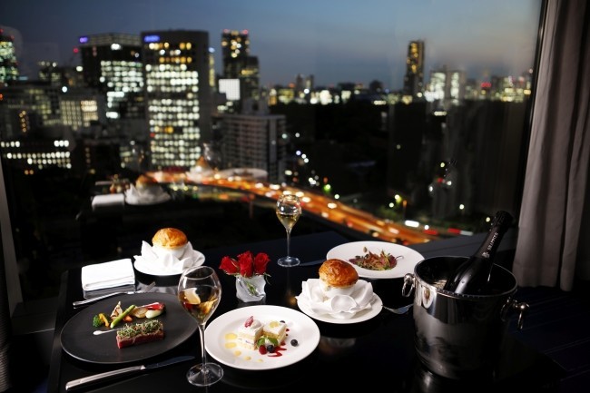 美しい夜景とルームサービスのディナーで大人のクリスマス