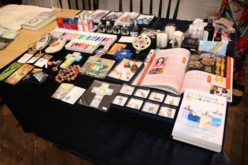 参加した占い師らが装飾具などを展示・販売